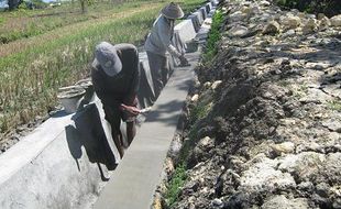 Aliri Sawah, Warga Tayuban Bangun Irigasi