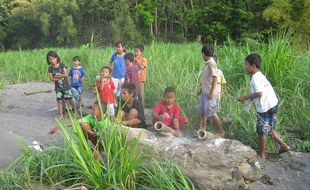 KHAS RAMADAN: Perang Meriam Bambu di Tepi Kali Progo...