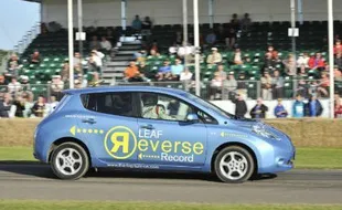   NISSAN LEAF Pecahkan Rekor Berjalan Mundur 88 Km/Jam