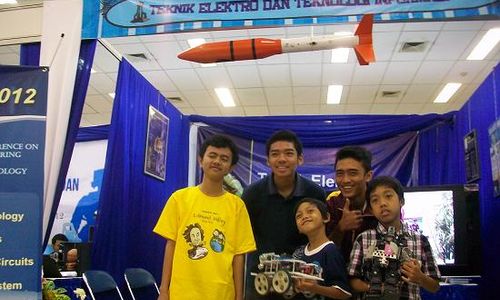 KARYA MAHASISWA: Graha Robotika Lahirkan “Tukang” Robot Andal