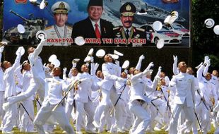 TNI AL MELEMPAR TOPI