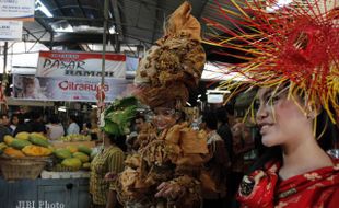 FASHION SHOW BATIK: Belajar Kostum di Pasar Tradisional