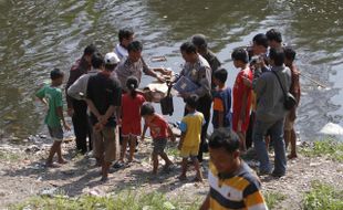  MAYAT BAYI Ditemukan Terapung Di Sungai Kalianyar