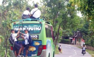 SOPIR MINIBUS MOGOK, Ratusan Pelajar Telantar