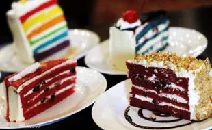 THE SUNAN HOTEL Tawarkan Delivery Rainbow Cake