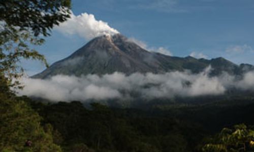 AKTIVITAS GUNUNG MERAPI : Merapi Berkali-kali Keluarkan Embusan Freatik