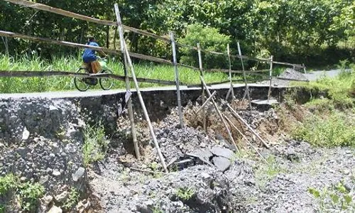 Jalan Ambles di Seloharjo Dibiarkan Terbengkalai