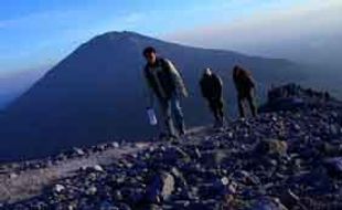 PENDAKI HILANG : 5 Pemuda Boyolali Tersesat di Merbabu, Hingga Jumat Dini Hari Belum Ditemukan