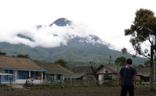 GEMURUH GUNUNG MERAPI Disebabkan karena Dinding Saluran Magma Longsor 