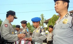 8 POLISI BERPRESTASI Peroleh Reward Kapolres 