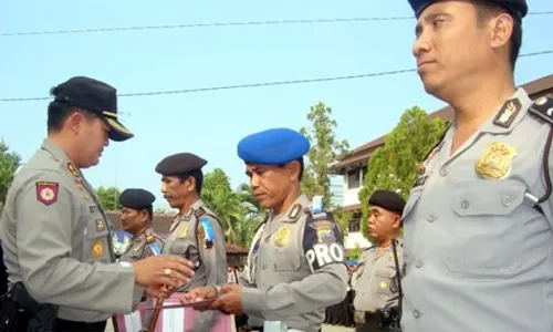 8 POLISI BERPRESTASI Peroleh Reward Kapolres 