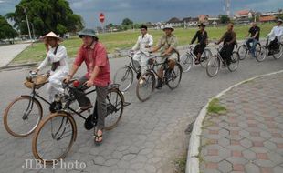 ROMBONGAN SEPEDA ONTHEL dari Jember ke Jakarta Nyawer KPK