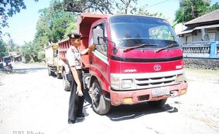  POLSEK KARANGNONGKO Tertibkan Truk Pengangkut Material Merapi