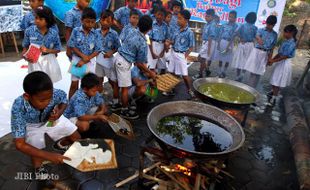 MEMASAK BUBUR KACANG HIJAU & KETAN HITAM