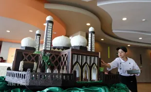 REPLIKA MASJID DARI COKLAT