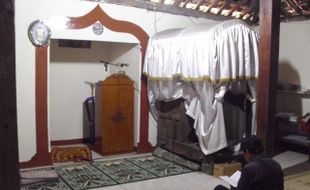 MIMBAR KUNO MASJID TIBA