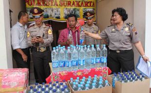 RATUSAN LITER CIU DIAMANKAN PETUGAS