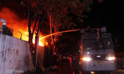 MOBIL WATER CANNON POLRESTA SOLO IKUT TANGANI KEBAKARAN