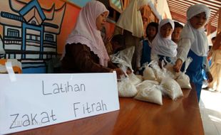 LATIHAN MEMBAYAR ZAKAT FITRAH