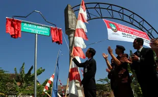 JOKOWI RESMIKAN JALAN LETTU SUMARTO