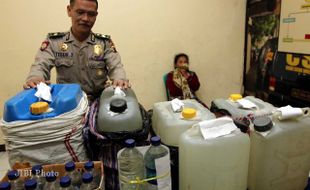 WARGA GROBOGAN TERTANGKAP MENYELUNDUPKAN 102 LITER CIU