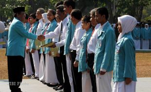 PENYERAHAN MAHASISWA BARU UNS