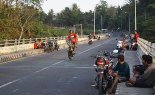 Ngabuburit Menikmati Atraksi Motor di Jembatan Kali Progo