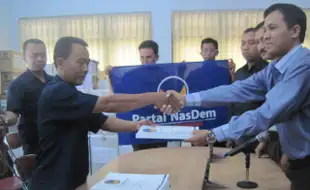 KPU SRAGEN SERAHKAN SURAT KETERANGAN 