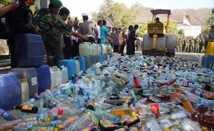 POLRES WONOGIRI Musnahkan Seribuan Botol Miras  