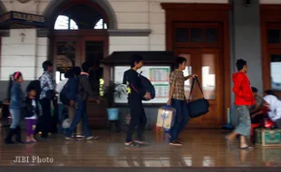 PEMUDIK TIBA DI STASIUN JEBRES