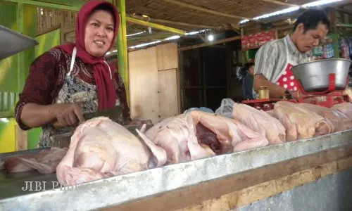 DAGING AYAM: Jelang Lebaran, Harga Daging Ayam Meroket