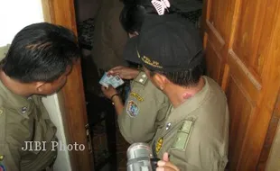 HIBURAN MALAM: Tim Gabungan Sisir Karaoke dan Lokalisasi