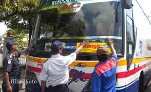 RAZIA BUS: Dishubinfokom Tindak 10 Bus Pelanggar