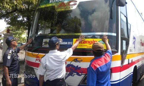 RAZIA BUS: Dishubinfokom Tindak 10 Bus Pelanggar