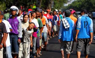 Sarung Baru, Kebahagian Pengayuh Becak Sambut Lebaran