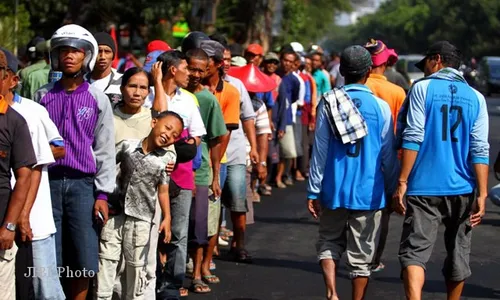 Sarung Baru, Kebahagian Pengayuh Becak Sambut Lebaran