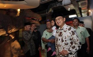 HABIBIE AJAK CUCU KE TAMAN PINTAR