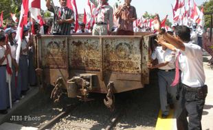 HUT RI: Ratusan Pelajar Kibarkan Ratusan Bendera Merah Putih di Stasiun KA Sukoharjo