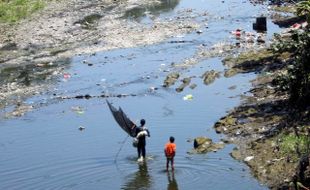 MENCARI IKAN DI KALI ANYAR