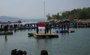 UPACARA UNIK: Di Tengah Waduk Gajah Mungkur, Nasionalisme Digelorakan