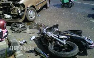 KECELAKAAN PEMUDIK: Mobil Tabrak 4 Sepeda Motor, 1 Tewas 4 Luka