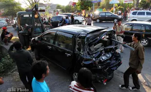 TABRAKAN KARAMBOL DI PEREMPATAN SUMBER, SOLO