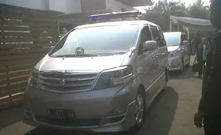 PEMAKAMAN BOS ADARO:  Mobil Jenazah Alphard Antar Andre ke San Diego Hills