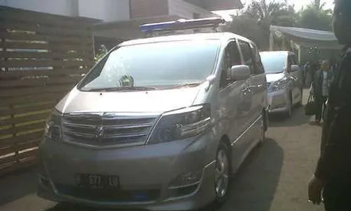 PEMAKAMAN BOS ADARO:  Mobil Jenazah Alphard Antar Andre ke San Diego Hills