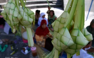 MEMBUAT KETUPAT