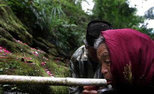 MINUM DARI MATA AIR TLOMPAK