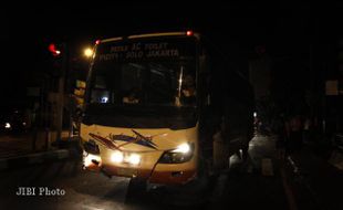 Lampu Merah, Bus Seruduk Mobil dan Tiang Traffic Light 