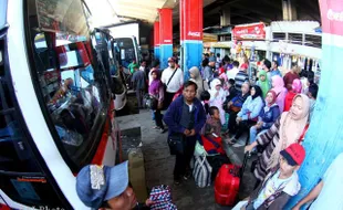 MENUNGGU KEBERANGKATAN BUS