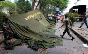 PETUGAS BONGKAR TENDA REST AREA