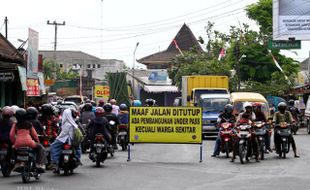 PENUTUPAN AKSES JALAN DI PERLINTASAN KA MAKAMHAJI